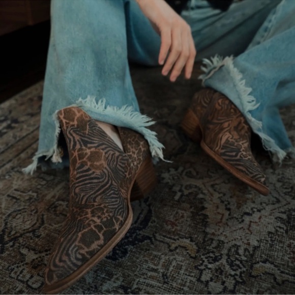 Free People Animal Charm Double V Ankle
Boots Size 7 - Picture 14 of 14